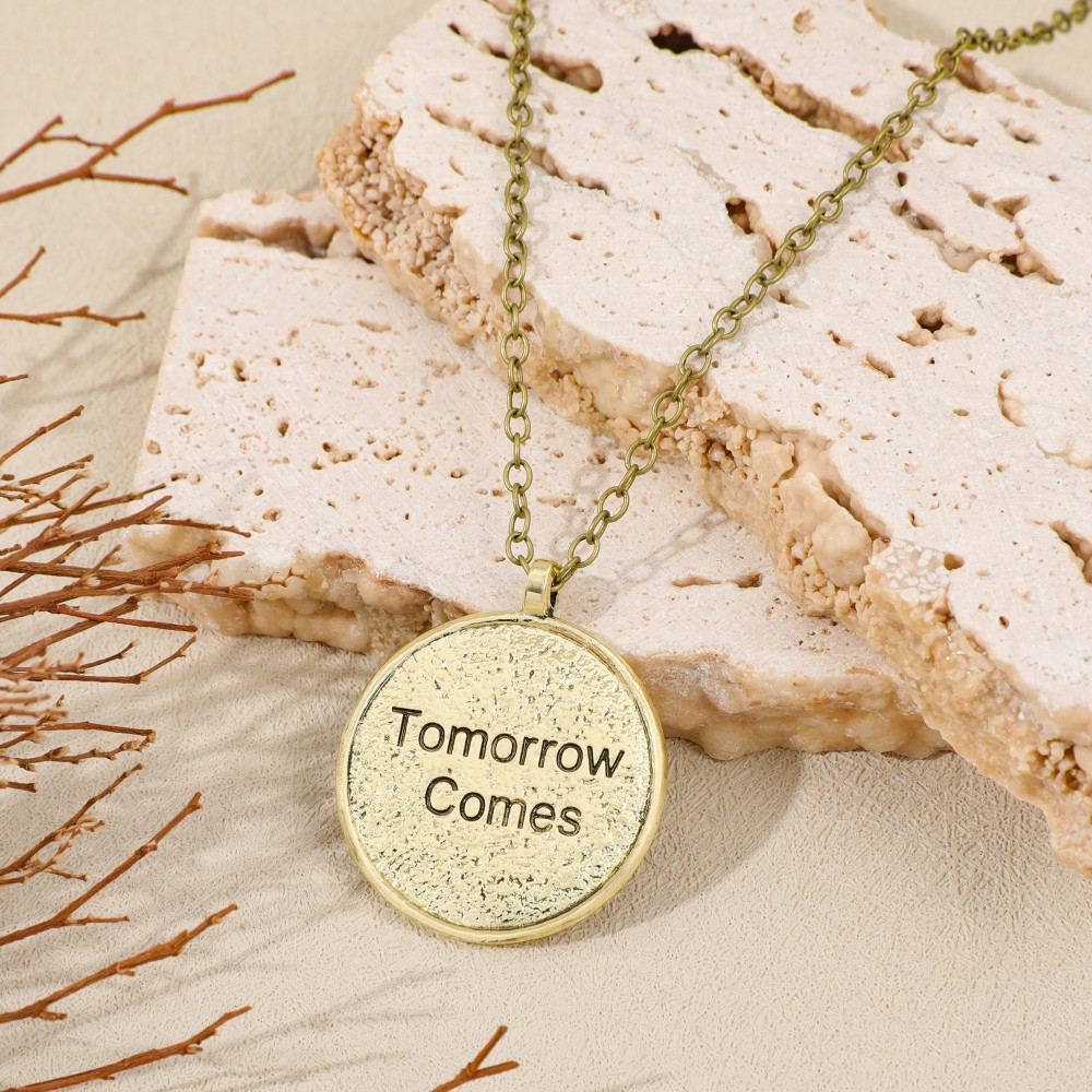 Collier pendentif amulette vin - Vintage Items avis et prix